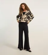 Pantalón recto negro de cintura alta, con textura acanalada y felpado, confeccionado en poliéster, algodón y elastano.