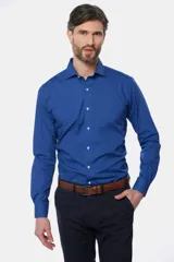 Camisa de manga larga azul con estampado de lunares y patrón geométrico pequeño, cuello camisero y botones frontales blancos.