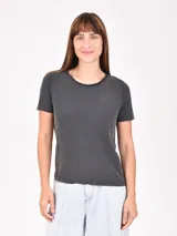Remera de algodón color negro con efecto lavado, cuello redondo y mangas cortas con terminación al corte.