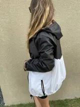 Campera deportiva negra y blanca con interior y puños con estampado animal print.