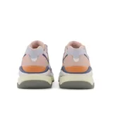 Championes urbanos New Balance modelo 5740, con capellada de malla y superposiciones de gamuza en tonos pastel: lila, rosa, azul y naranja. Logo "N" en blanco con borde naranja.