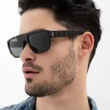 Lentes de sol INVU modelo IB22564B, montura negra con estampado animal print y lentes polarizadas grises.