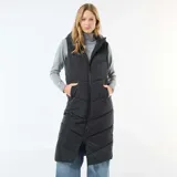 Chaleco largo tipo puffer en color negro, con diseño acolchado, cierre frontal completo y capucha ajustable con cordones. Cuenta con bolsillos laterales y un corte recto hasta la rodilla.