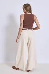 Blusa sin mangas de punto, con cuello redondo y ajuste al cuerpo.