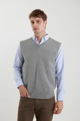 Chaleco de punto negro con cuello en V y ribete en el bajo.