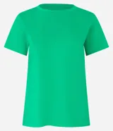 Remera básica de cuello redondo y manga corta, confeccionada en algodón peruano de alta calidad. Presenta un diseño liso y versátil, ideal para uso diario.