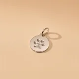 Dije circular de plata 925 con grabado de huella de mascota en el centro, incluye argolla para colgar.