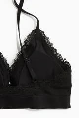 Soutien sin aros color negro, con diseño seamless, copas con relleno extraíble y detalle de encaje en los bordes. Cuenta con doble tirante ajustable en cada hombro.