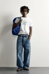 Camiseta regular fit blanca de algodón, de cuello redondo y manga corta, con estampado frontal de la colección Fruit of the Loom x Zara con temática de tenis.