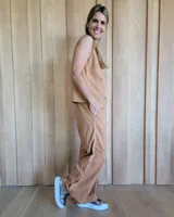 Pantalón de denim azul, de corte recto y tiro alto, con cintura elástica y cordón ajustable. Tiene bolsillos laterales.