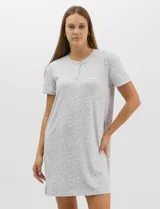 Camisón corto de corte recto y textura acanalada, marca René Rofé. Confeccionado con mangas cortas y escote redondo, presenta pechera frontal con media abotonadura.