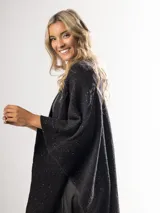 Ruana color beige de tejido liviano con destellos de mini lentejuelas.