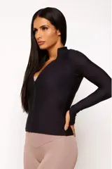 Campera negra de poliamida y elastano con textura tipo panal, cierre frontal completo, cuello alto y mangas largas con orificios para los pulgares.