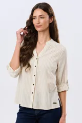 Camisa rayada de manga larga con cuello mao y cierre frontal de botones. Confeccionada en mezcla de lino y algodón.