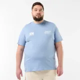 Remera celeste de manga corta y cuello redondo, con estampa frontal tipográfica en el pecho.