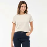 Camiseta de punto de manga corta en color crudo, con cuello redondo y corte estándar.