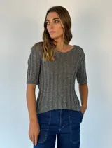 Top tejido de punto con lurex, color naranja, de mangas cortas y cuello redondo.