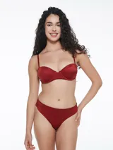 Soutien con copa color bordó.