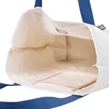 Bolso tote de lona color blanco con base y asas en azul. Estampado frontal con el logo de New Balance en azul y rojo.