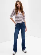 Jean de tiro medio, corte ajustado en la cadera y muslo, y acampanado desde la rodilla.