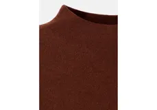 Jersey de punto fino color marrón, de corte recto, con cuello perkins y manga larga.