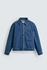 Cazadora de denim de algodón con cierre frontal de cremallera, cuello solapa y un bolsillo plastrón en el pecho. Presenta un diseño de corte regular con efecto lavado.