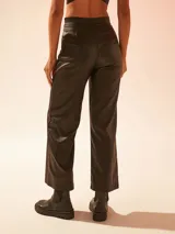 Pantalón negro de cuero sintético, corte recto y tiro alto.