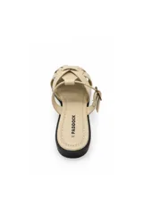 Sandalia plana Paddock modelo Talua de color negro, con diseño de tiras entrelazadas en el empeine, puntera abierta y tira lateral con hebilla metálica ajustable.