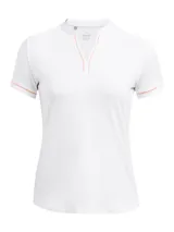 Polo de golf Under Armour de manga corta, color blanco con detalles en naranja neón en el escote en V. Confeccionado en tejido técnico transpirable, elástico y de secado rápido con protección solar UPF 50+.