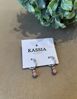 Aros de argolla de acero con dije redondo de fimo con diseño floral multicolor y bolita de acero en la terminación.