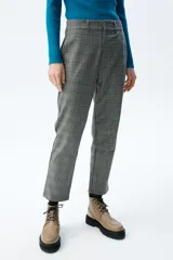 Pantalón gris a cuadros con corte chino, tiro medio-alto, pierna recta y bolsillos laterales.