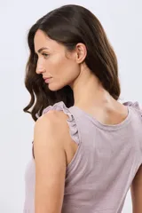Musculosa azul marino con escote redondo y tirantes decorados con volados fruncidos.