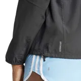 Campera de running negra con capucha ajustable, cierre frontal completo, logo de Adidas estampado en el pecho y detalles reflectantes.