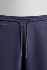 Pantalón jogger relaxed fit Zara Athleticz de tejido técnico compacto elástico con mezcla de algodón. Presenta cintura elástica ajustable con cordón, bolsillos laterales en la cadera, bolsillo trasero con cierre de cremallera, bajo ajustable con elástico y detalle de logo estampado en la pernera.