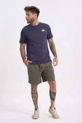 Remera de algodón color azul marino, con cuello redondo, mangas cortas y estampa pequeña en el pecho con diseño de auto y texto.