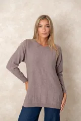 Buzo de corte relajado y cuello redondo, con detalles de costura vertical en la parte inferior y puños acanalados en las mangas.