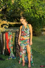 Falda larga de corte irregular con tajo lateral profundo, confeccionada en tela semitransparente con estampado abstracto multicolor de estilo artístico.