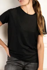 Remerón de manga corta, cuello redondo y calce oversize, en tejido de punto con brillo sutil.