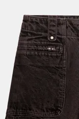 Jeans de tiro medio con diseño cargo y silueta barrel. Presenta bolsillos delanteros con cierre de cremallera y costuras horizontales en las piernas. Cierre frontal con cremallera y ganchos.