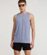 Bermuda deportiva de hombre Get Over, modelo running perforada, confeccionada en poliéster de color negro, con cintura elástica y cordón ajustable.