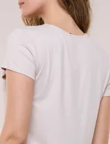 Remera básica de manga corta y color negro, con escote en V pronunciado y corte clásico.