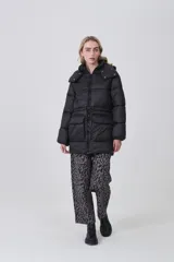 Campera puffer negra de corte largo y holgado, con capucha, cierre frontal y bolsillos delanteros con solapa.