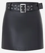 Pollera mini de tiro alto confeccionada en poliuretano con acabado liso. Presenta un diseño ajustado y cuenta con un cinturón incorporado con ojales metálicos y hebilla frontal.
