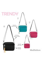 Bandolera negra con textura granulada, cierre superior y bolsillo frontal con cierre. Incluye correa ajustable con logo de la marca y un charm colgante de cuerdas multicolor.