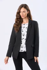 Blazer azul marino de corte clásico con solapa tradicional, botón frontal y bolsillos con solapa. Presenta forro interior a rayas en las mangas que pueden usarse dobladas.
