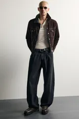 Jeans balloon fit de corte relajado y tiro medio, confeccionados en denim de algodón con efecto lavado y diseño clásico de cinco bolsillos.