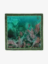 Pañuelo cuadrado con estampado paisley en tonos verdes, naranjas y grises, con un borde verde oscuro y un patrón geométrico.