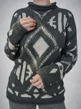Sweater tejido a mano con técnica de intarsia y detalles bordados. Presenta un diseño geométrico con rombos y motivos de estrellas, cuello redondo y puños acanalados.