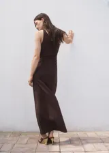 Vestido largo marrón de algodón, con diseño entallado, escote asimétrico de un solo hombro y fruncido lateral.