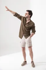 Bermuda color beige de lino tipo cargo, con bolsillos laterales y dos traseros. Cuenta con elástico en la parte de atrás, cierre y botón en el frente.